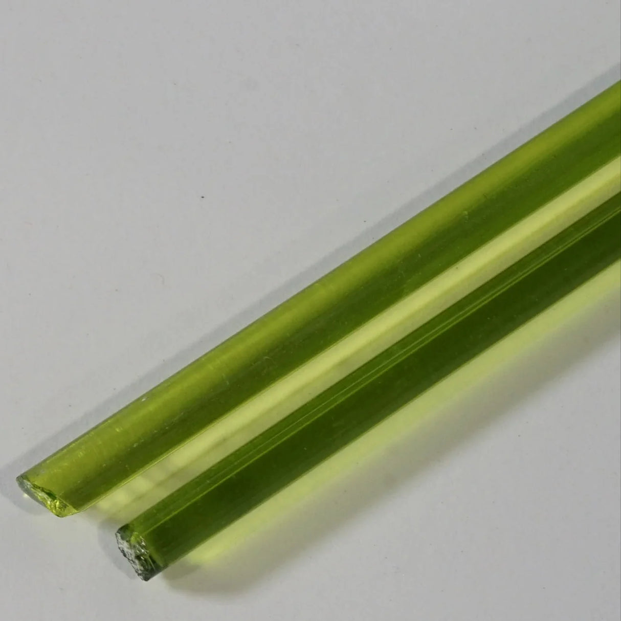 104 Coe Rod Transparent Lt Grass Green Streaky